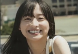 【速報】影山優佳、セクシーすぎるナマ太ももをドアップで掲載wwwwww