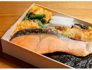 贅沢な弁当をエサに寮費をピンハネ