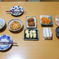 美味しいサンドイッチとお惣菜がある食卓&市場の赤い光