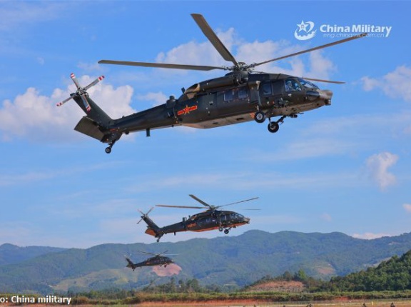 編隊飛行訓練のため離陸する中国陸軍ヘリコプター旅団所属のZ-20！