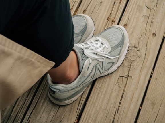 マジでスニーカーってニューバランスだけ選んでおけば間違い無いよなｗｗｗｗｗｗｗｗｗｗ