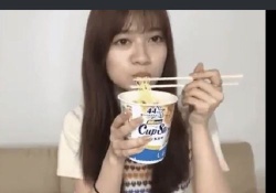 【乃木坂46】もぐもぐ蘭世ｗｗｗカップスターってこんなにデカかったっけ・・・？※画像あり