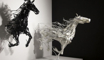 廃材プラスチック製品で作り上げる斬新アート 馬が壁から飛び出る?