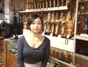 加護亜依さん胸を露出して謎のお店で写真を撮られる