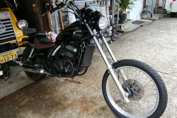 猫のラーメン屋さん、今は焼き芋屋さん、山田三毛猫 - 猫のバイクいじり