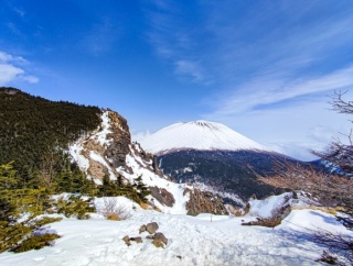 登山道で倒れていた男性　防災ヘリで搬送も死亡確認　登山者が発見し「意識ない」と110番通報　浅間連峰の黒斑山と蛇骨岳の中間付近