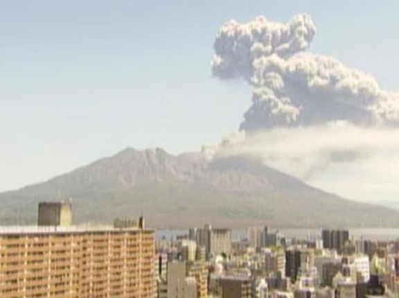 桜島が爆発！噴煙1000メートル　火山灰は垂水・鹿屋方向へ