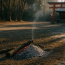 焚き火の灰は“冬の祓い”の象徴 ― ほんの少しの灰が結界をつくる