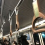 電車内でマスク外し電話をした自称会社役員の男、注意されブチギレて杖で暴行　→逮捕