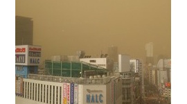東京の空が黄色く濁ってネット上が騒然…原因は黄砂ではなく「煙霧」