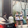 【画像】中国の金持ち、ガチで若いミニスカメイドを雇っている模様ｗｗｗｗ