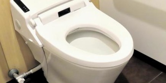 職場にめちゃくちゃトイレの近い人がいる。トイレの中で被るのが嫌なので、その人が行ったのを見計らって行ってもまた途中で入ってくる…
