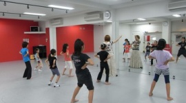 アイドルになりたい子供が増加…レッスン・衣装で月6万の負担も「子供のため」　AKB・ももクロなどの人気で