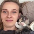 子猫が飼い主の耳たぶを本気ではむはむ「無実の女性って、どこがだよ」【海外の反応】