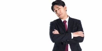 店長から「接客が不十分だ、もっと笑顔を」と度々言われる。明るく丁寧な接客を心掛けているのに、今日も注意された…