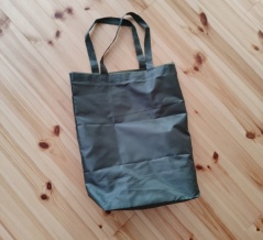 機内持ち込み荷物を足置き代わりにする