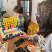 孫達を楽しみに待つ娘