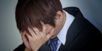 嫁と大喧嘩した。→翌日、嫁から電話があって「ごめんね、ごめんね」と泣いて切れる。→急いで家に帰る。→嫁がベッドに横たわっていて…