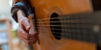 人生で初めて女性に誘われて、２人でクラシックギターのコンサートに行きます。