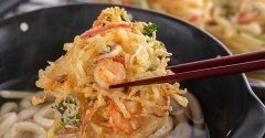 【天ぷら粉、水で溶かないで】野菜の水分だけで揚げるのが正解！？年越しそばと一緒に食べたいちょっと変わったかき揚げレシピ3選