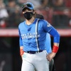 【日本ハム】新庄剛志監督、頭部死球の楽天鈴木大地に直接声をかける　言葉交わして背中ポンポン