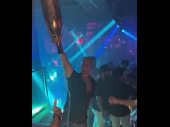 500万円の高級シャンパンを無駄にぶちまける成金外国人が酷過ぎると話題に！　海外の反応。
