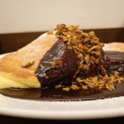 【福岡 天神】幸せのパンケーキ　　ホットチョコレートパンケーキ　自家製グラノーラがけ