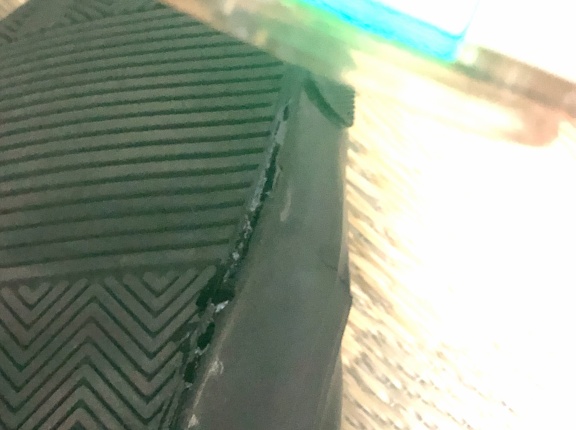 【画像】ワイ手取り19万の社畜、穴の開いた革靴をセメダインで修理中