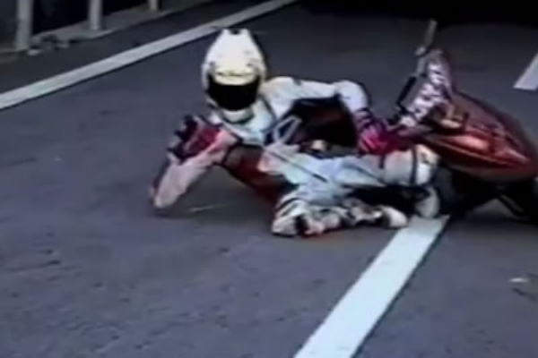 キメッ ツナギ スクーター男が繰り出す技が何かダサい Turbo Bee 自動車 バイク動画のターボビー