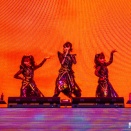 世界中には沢山のロックアーティストがいますが、 BABYMETALが際立っている理由は何だと思いますか？