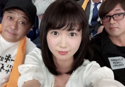 【すげぇｗ】永島聖羅がおじさん二人に挟まれてるんだがｗｗｗ※画像あり