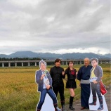 『コスプレ稲刈り』の画像