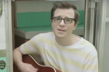 海外「感激した！」アメリカの人気バンドWeezerがステテコで歌うCMに感激する海外の人々