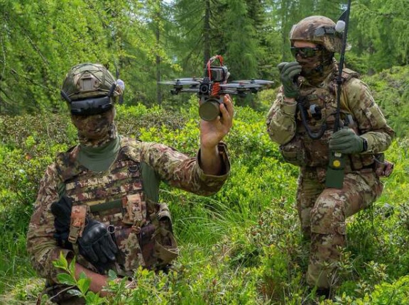 イタリア陸軍の山岳部隊旅団「アルピーニ」…高地でのドローン操作訓練などを実施！