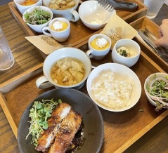 おしゃべりが弾むおしゃれな予約必須カフェ「カフェダイニングRECOBA（レコバ）」