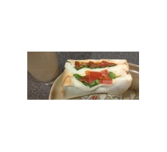 ６４６トマトとレタスとチェダーチーズのサンドイッチ