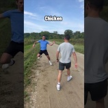 『人間と遭遇した野生動物のリアクションを再現してみた』の画像