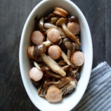 『レンジで★しめじとソーセージの和風和え【レシピ2407】#お弁当 #お弁当おかず #簡単レシピ #時短料理 #レンチン #電子レンジ料理 #レシピ #おかず #節約レシピ #しめじ #ソーセージ #めんつゆ』の画像