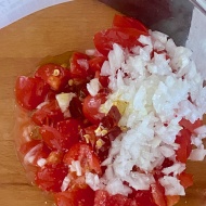 ズッキーニのステーキ　ピリ辛フレッシュトマトソースで