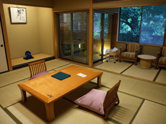 君らって旅館泊まったとき備え付けの袴着てお食事処とか行く？