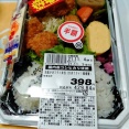 (ヽ´ん`)「スーパーの半額弁当を毎日3個食べてる。これで食費が月2万、コスパ最強」