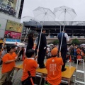 【大名気取り?!】参政党 手下が演説者の雨除けの手助け