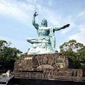 長崎市の平和公園で、平和祈念像（北村西望作）の除幕式が行われる
