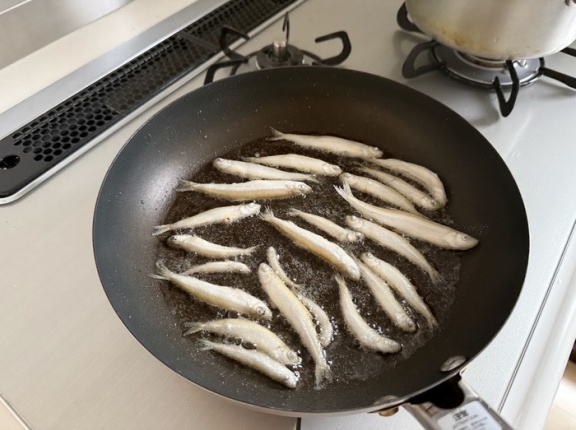 ワカサギの南蛮漬けとトースターで鶏皮せんべいの晩ごはん