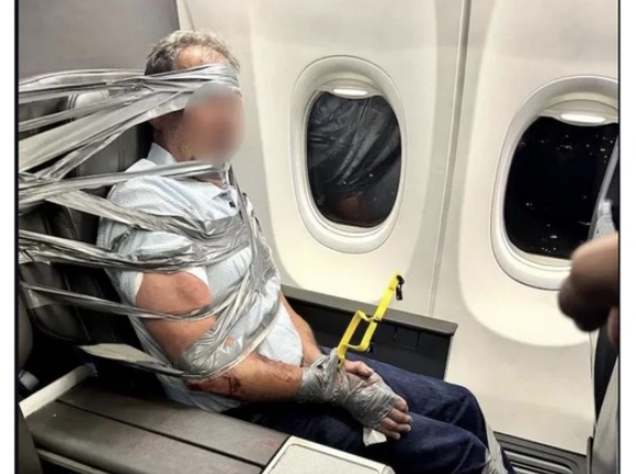 アメリカン航空の乗客、機内で乱暴に振る舞ったため座席にダクトテープで固定される………