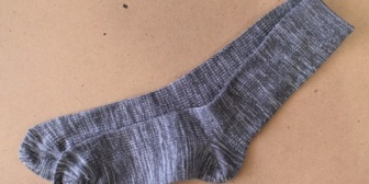 嫁が穴空いた靴下をすぐに捨てる。縫えばいいじゃん、いやむしろ穴空いててもいいじゃん！