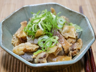 お酒の肴に最適「冷凍すじ肉で煮込みのようなもの」&「今年最初のカレーは海老フライカレーでした」