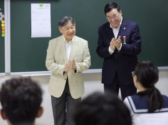 天皇陛下　ひとりで日本式教育の学校「新モンゴル学園」視察