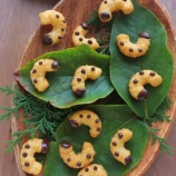 『ハロウィンにピッタリ!キャラメルコーンで作るいも虫くん』の画像