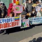 【速報】成人式会場の前で「戦争やめろ」とかやってた高齢者集団、追い出されるｗ